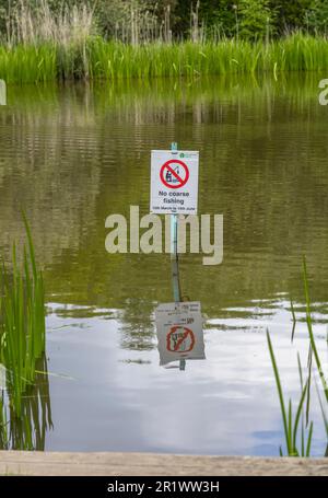 Nessun segnale di pesca grossolana presso lo stagno del lago Ornamental nel Common Park, Southampton, Hampshire, Inghilterra, Regno Unito Foto Stock