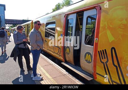 Materiale rotabile EMU, Hunts Cross, stazione ferroviaria Merseyrail, HNX, Speke Rd, Woolton, Liverpool, Merseyside, Inghilterra, Regno Unito, L25 0NN Foto Stock