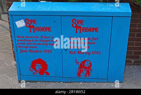 Armadi decorati BT fibra di telecomunicazioni - Sine Missione - Bob Marley 1945 & Jimi Hendrix 1942,Tithebarn St, Liverpool , Merseyside, Inghilterra, UK, L2 2LZ Foto Stock