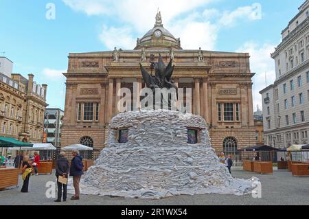 Il Nelson Monument, in piazza Exchange Flags, protetto come monumenti in Ucraina, con 2500 sacchi di sabbia - Merseyside, Inghilterra, UK, L2 3YL Foto Stock