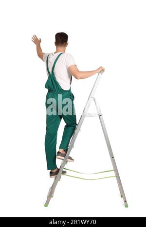 Lavoratore in uniforme salire su scala di metallo su sfondo bianco Foto Stock
