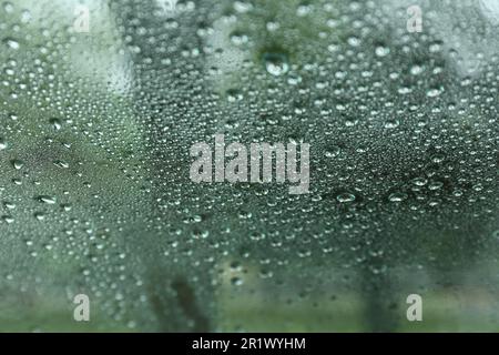 Strada in giornata piovosa, vista attraverso la finestra di auto bagnata Foto Stock