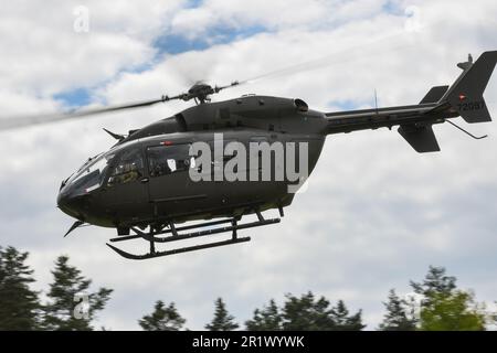 NEGLI STATI UNITI Esercito UH-72A elicottero Lakota con il dottor Florian Herrmann, capo della Cancelleria di Stato bavarese e ministro di Stato bavarese per gli Affari federali e i mezzi di informazione e gli Stati Uniti Esercito Brig. Joseph Hilbert, comandante generale del 7th° comando di addestramento dell'esercito (7ATC), si solleva durante una visita al sito presso la 7ATC Grafenwoehr Training Area, Germania, 14 maggio 2023. La visita ha lo scopo di presentare al Dr. Herrmann la gestione del 7ATC della Grafenwoehr Training Area in collaborazione con il Bundesforst tedesco e i sindaci locali. (STATI UNITI Foto dell'esercito di Markus Rauchenberger) Foto Stock