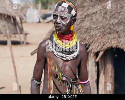 Valle di Omo, Etiopia â€“ 11.18.2022: Vecchia donna della tribù Karo in abito tradizionale e pittura facciale Foto Stock