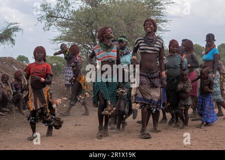 Valle di Omo, Etiopia â€“ 11.19.2022: Le donne della tribù Hamar cantano e ballano durante la cerimonia del salto di toro Foto Stock