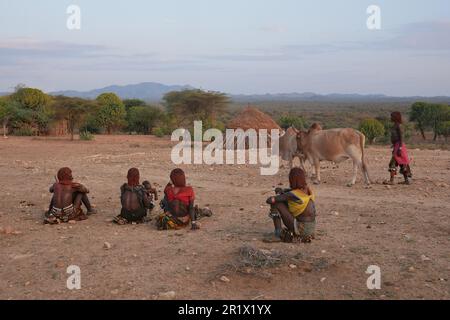 Valle di Omo, Etiopia â€“ 11.19.2022: Donne della tribù Hamar durante la cerimonia di salto di toro Foto Stock