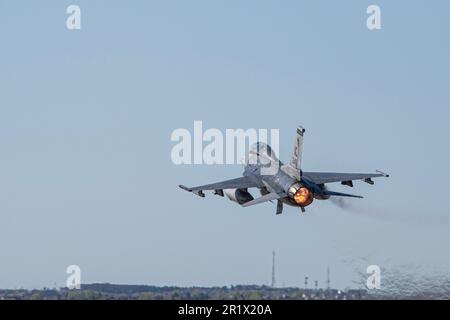 NEGLI STATI UNITI Air Force F-16D Fighting Falcon, assegnato al 21st Fighter Squadron, Arizona Air National Guard, decollerà dalla base dell'aeronautica militare di Buckley, Colorado, il 8 maggio 2023. I “REDEYES” hanno condotto un volo di formazione a tre navi con un P-51 Mustang, F-35 Lightning II, F-16C Fighting Falcon e un F-16D Fighting Falcon per commemorare la celebrazione centenaria del 120th FS. (STATI UNITI Foto dell'Aeronautica militare di staff Sgt. Devin M. rumbaugh) Foto Stock