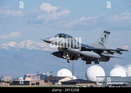 NEGLI STATI UNITI Air Force F-16D Fighting Falcon, assegnato al 21st Fighter Squadron, Arizona Air National Guard, decollerà dalla base dell'aeronautica militare di Buckley, Colorado, il 8 maggio 2023. I “REDEYES” hanno condotto un volo di formazione a tre navi con un P-51 Mustang, F-35 Lightning II, F-16C Fighting Falcon e un F-16D Fighting Falcon per commemorare la celebrazione centenaria del 120th FS. (STATI UNITI Foto dell'Aeronautica militare di staff Sgt. Devin M. rumbaugh) Foto Stock