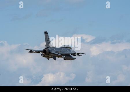 NEGLI STATI UNITI Air Force F-16D Fighting Falcon, assegnato al 21st Fighter Squadron, Arizona Air National Guard, vola sopra Buckley Air Force base, Colorado, 8 maggio 2023. I “REDEYES” hanno condotto un volo di formazione a tre navi con un P-51 Mustang, F-35 Lightning II, F-16C Fighting Falcon e un F-16D Fighting Falcon per commemorare la celebrazione centenaria del 120th FS. (STATI UNITI Foto dell'Aeronautica militare di staff Sgt. Devin M. rumbaugh) Foto Stock