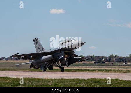 NEGLI STATI UNITI Air Force F-16D Fighting Falcon, assegnato al 21st Fighter Squadron, Arizona Air National Guard, atterra sulla base dell'aeronautica militare di Buckley, Colorado, 8 maggio 2023. Il F-16C fu dipinto per la Celebrazione Centenario dello Squadrone Fighter del 120th e volò in formazione con un P-51 Mustang, F-35 Lightning II, e un F-16D Fighting Falcon. (STATI UNITI Foto dell'Aeronautica militare di staff Sgt. Devin M. rumbaugh) Foto Stock