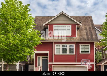 Case in periferia nel nord America. Cima di una casa con belle finestre sul cielo blu. Bellissimo esterno della casa. Immobiliare esterno Front House. Nobo Foto Stock