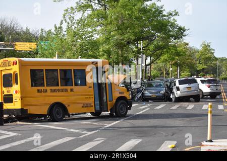 The Bronx, New York, USA. 15th maggio, 2023. Scuolabus coinvolto in un incidente lasciato con un buco di capesante e danni estremi alla scena del crimine dopo l'incidente. Più persone sono state ferite in un incidente di scuolabus a Bronx, New York, il lunedì pomeriggio. La polizia dice che alle 3:15 circa c'è stata una collisione che ha coinvolto l'autobus e altri due veicoli al loop Einstein da Hutchinson River Parkway East. Credit: SOPA Images Limited/Alamy Live News Foto Stock