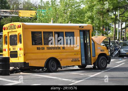 Scuolabus coinvolto in un incidente lasciato con un buco di capesante e danni estremi alla scena del crimine dopo l'incidente. Più persone sono state ferite in un incidente di scuolabus a Bronx, New York, il lunedì pomeriggio. La polizia dice che alle 3:15 circa c'è stata una collisione che ha coinvolto l'autobus e altri due veicoli al loop Einstein da Hutchinson River Parkway East. Il conducente del bus scolastico è OK e è rimasto in scena e l'addetto del bus è stato portato in ospedale. Il conducente e il passeggero di una Jeep coinvolta nell'incidente sono entrambi in condizioni critiche. Quattro bambini erano inj Foto Stock