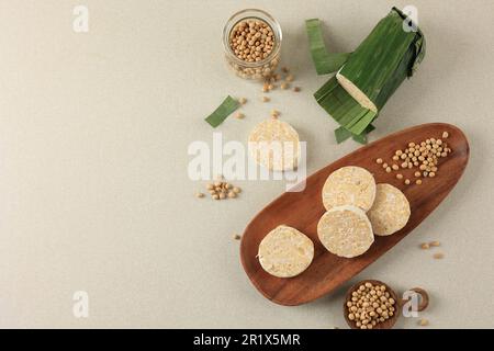 Slice Raw tempeh avvolto con foglia di banana, Top View Copy Space for Text Foto Stock