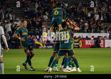 Il centrocampista di Los Angeles Galaxy Riqui Puig (6), il centrocampista Memo Rodríguez (20) e Javier Hernández festeggiano un gol con i compagni di squadra durante una partita MLS A. Foto Stock