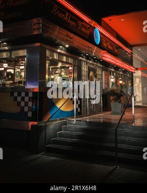 Brooklyn Diner USA di notte a Midtown Manhattan, New York Foto Stock