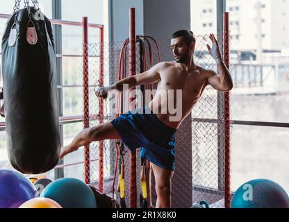 I pugili a livello professionale si allenano abitualmente punzonando e calciando sacchetti di sabbia. Per avere successo nella carriera dell'individuo, autodisciplina, dissuadere Foto Stock