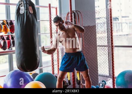 I pugili a livello professionale si allenano abitualmente punzonando e calciando sacchetti di sabbia. Per avere successo nella carriera dell'individuo, autodisciplina, dissuadere Foto Stock