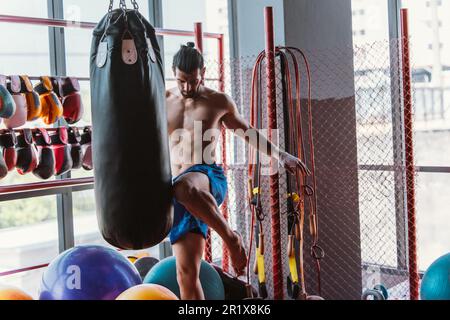 I pugili a livello professionale si allenano abitualmente punzonando e calciando sacchetti di sabbia. Per avere successo nella carriera dell'individuo, autodisciplina, dissuadere Foto Stock