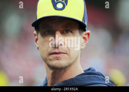 St Louis, Stati Uniti. 15th maggio, 2023. Craig Counsell, il manager della Milwaukee Brewers, guarda agli stand mentre attende l'inizio di una partita contro il St. Louis Cardinals al Busch Stadium di St Louis il Lunedi, 15 maggio 2023. Foto di Bill Greenblatt/UPI Credit: UPI/Alamy Live News Foto Stock