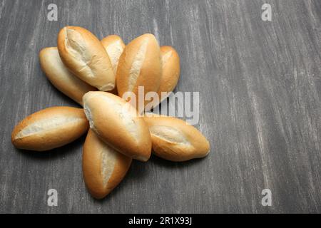 Pane messicano delizioso, soffice, caldo, croccante, pane bianco bolillo, Pane di pane francese o di pane fatto con farina di grano molto economica Foto Stock