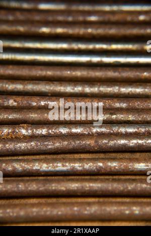 vecchio metallo arrugginito barre antiche, vecchi, nonni costruzione strumenti sfondo righe linee orizzontali Foto Stock