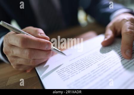 Uomo d'affari pronto a firmare un contratto d'accordo che dà apptoval Foto Stock