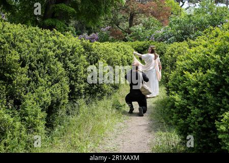 Un uomo scatta foto di una ragazza al Giardino Botanico di Odessa (Giardino Botanico dell'Università Nazionale di Odessa, che prende il nome da Ilya Mechnikov). Giardino Botanico di Odessa (Giardino Botanico dell'Università Nazionale di Odessa Ilya Mechnikov) più di 3.000 tipi di specie verdi sono presentati sul territorio del giardino con una superficie di circa 16 ettari. Il giardino è una suddivisione educativa della Facoltà di Biologia dell'Università, sulla base dei diplomi e delle relazioni terminologiche vengono svolti annualmente, il personale scientifico del giardino partecipa al processo educativo. Il giardino è aperto al pu Foto Stock