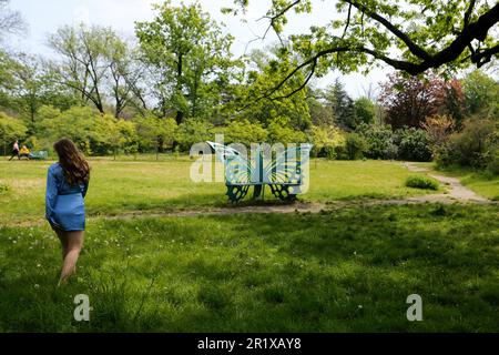 Una ragazza cammina al Giardino Botanico di Odessa (Giardino Botanico dell'Università Nazionale di Odessa che prende il nome da Ilya Mechnikov). Giardino Botanico di Odessa (Giardino Botanico dell'Università Nazionale di Odessa Ilya Mechnikov) più di 3.000 tipi di specie verdi sono presentati sul territorio del giardino con una superficie di circa 16 ettari. Il giardino è una suddivisione educativa della Facoltà di Biologia dell'Università, sulla base dei diplomi e delle relazioni terminologiche vengono svolti annualmente, il personale scientifico del giardino partecipa al processo educativo. Il giardino è aperto al pubblico, tou guidato Foto Stock