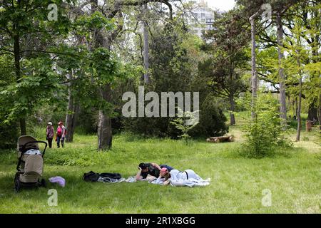 13 maggio 2023, Odessa, Ucraina: Una famiglia visto riposare sul terreno presso il Giardino Botanico di Odessa (Giardino Botanico di Ilya Mechnikov Odessa National University). Giardino Botanico di Odessa (Giardino Botanico dell'Università Nazionale di Odessa Ilya Mechnikov) più di 3.000 tipi di specie verdi sono presentati sul territorio del giardino con una superficie di circa 16 ettari. Il giardino è una suddivisione educativa della Facoltà di Biologia dell'Università, sulla base dei diplomi e delle relazioni terminologiche vengono svolti annualmente, il personale scientifico del giardino partecipa al processo educativo. Il ga Foto Stock