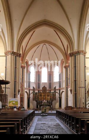 Vista interna della Collegiata Gotica di San Martin e St. Severus, Münstermaifeld, Moseleifel, Eifel, Renania-Palatinato, Germania Foto Stock