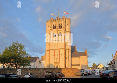 Chiesa gotica collegiata di San Martin e St. Severus, Munstermaifeld, Moseleifel, Eifel, Renania-Palatinato, Germania Foto Stock