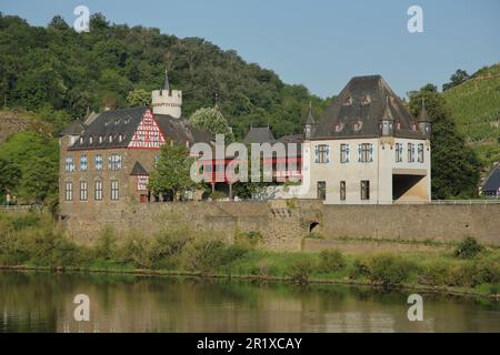 Vista di Kobern-Gondorf con castello ormeggiato Oberburg Schloss von der Leyen, Gondorf, Kobern-Gondorf, bassa Mosella, Mosella, Renania-Palatinato, Germa Foto Stock