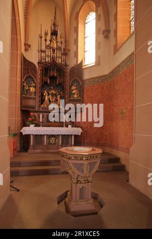 Vista interna del neo-gotico di St. Martin Chiesa costruita nel 1895 e altare maggiore con fonte battesimale Schweich, Mittelmosel, Mosella, Renania-Palatinat Foto Stock