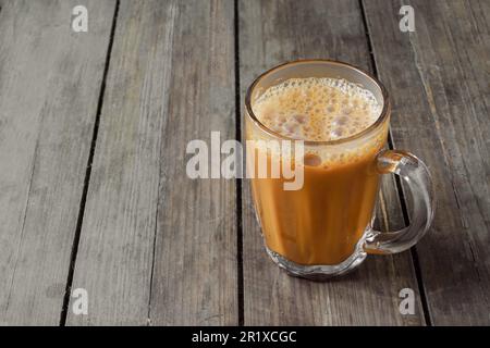 Tè caldo con latte Malese chiamato Teh Tarik è una bevanda popolare prima colazione in Malesia Foto Stock