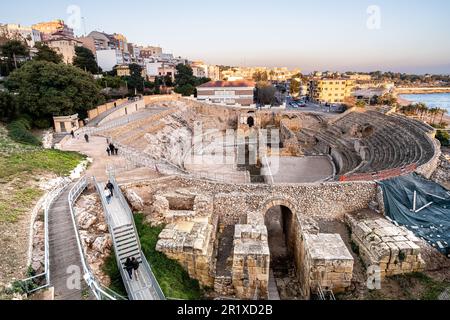 Tarragona - Catalogna, SPAGNA - 28th dicembre 2022: Anfiteatro romano di Tarragona. Fa parte del patrimonio mondiale dell'UNESCO Foto Stock