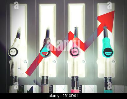 Colpo di stazione con carburante, olio, benzina e diesel, primo piano di una pistola di rifornimento della pompa benzina con una freccia rossa rivolta verso l'alto . Concetto di prezzo della benzina ra Foto Stock