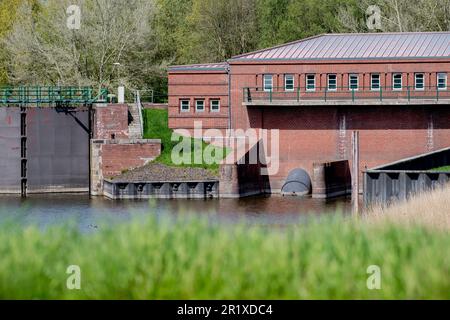 Emden, Germania. 04th maggio, 2023. La stazione di pompaggio Borssum si trova su un canale vicino al fiume EMS, nel sud-est della città. In considerazione della minaccia del cambiamento climatico, i sistemi di drenaggio interno nella Frisia orientale occidentale devono essere urgentemente adattati, secondo gli scienziati e le associazioni di drenaggio. Un progetto di ricerca conclude che, per esempio, occorre aumentare la capacità delle stazioni di pompaggio e trovare più aree per immagazzinare l'acqua. (A dpa-Korr: 'Dove l'acqua stampa: La Frisia Orientale progetta il drenaggio di domani') Credit: Hauke-Christian Dittrich/dpa/Alamy Live News Foto Stock