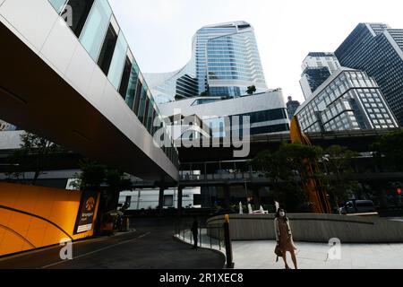 Lo Skybridge su Phloen Chit Road con il centro commerciale Central Embassy e l'hotel Park Hyatt Bangkok. Foto Stock