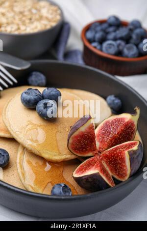 Gustose frittelle d'avena su un tavolo bianco, primo piano Foto Stock