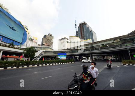 Una vista dello Skywalk OneSiam e del centro MBK sulla Phaya Thai Road nel centro di Bangkok, Thailandia. Foto Stock