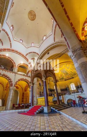 Milano, Italia - 03 marzo 2022: Veduta dell'interno della Basilica di Sant'Ambrogio, a Milano, Lombardia, Italia settentrionale Foto Stock