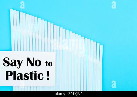 Dire no alle cannucce in plastica per bevande. Concetto di inquinamento ambientale. Foto Stock