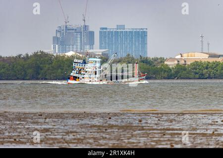 SAMUT PRAKAN, THAILANDIA, MAR 14 2023, Una barca da pesca naviga in mare dal fiume Chao Phraya Foto Stock