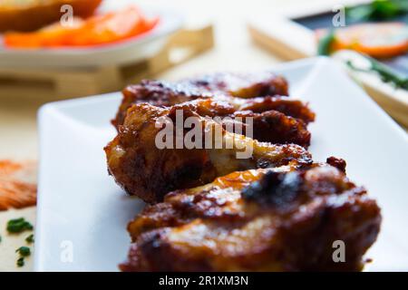 Ali di pollo con salsa barbecue Foto Stock