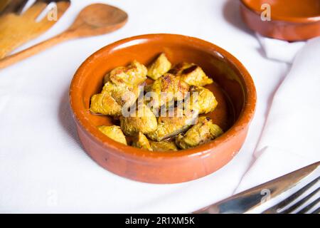 Lo spiedino marinato di carne, il pincho moresco o il pinchito è, in gran parte della Spagna, uno spiedino fatto con cubetti di carne, di solito pollo o maiale marinato Foto Stock