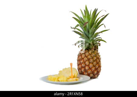 Fresco e delizioso ananas frutta fetta platte isolato su sfondo bianco. Foto Stock