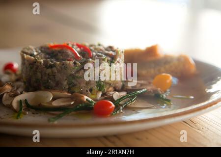 Tartaro di carne tritato con verdure marinate. Foto Stock