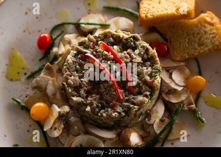 Tartaro di carne tritato con verdure marinate. Foto Stock