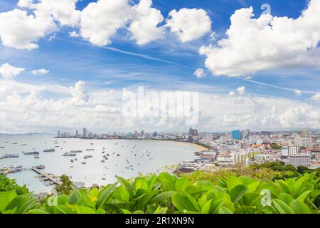 Pattaya città con cielo blu da alto angolo vista, Pattaya è molto famosa vita notturna attrazioni in Thailandia. Foto Stock